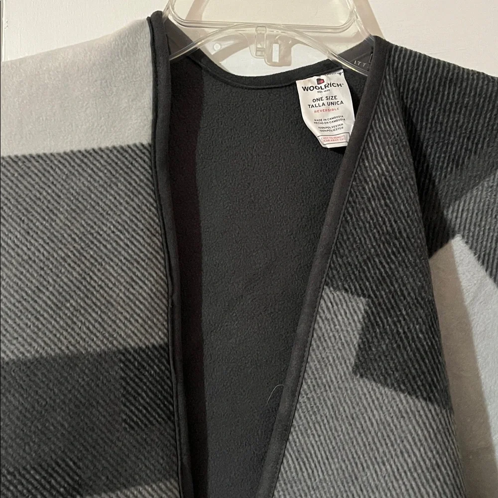 Reversible Woolrich Black & Gray Patterned Cape - Picture 8 of 15